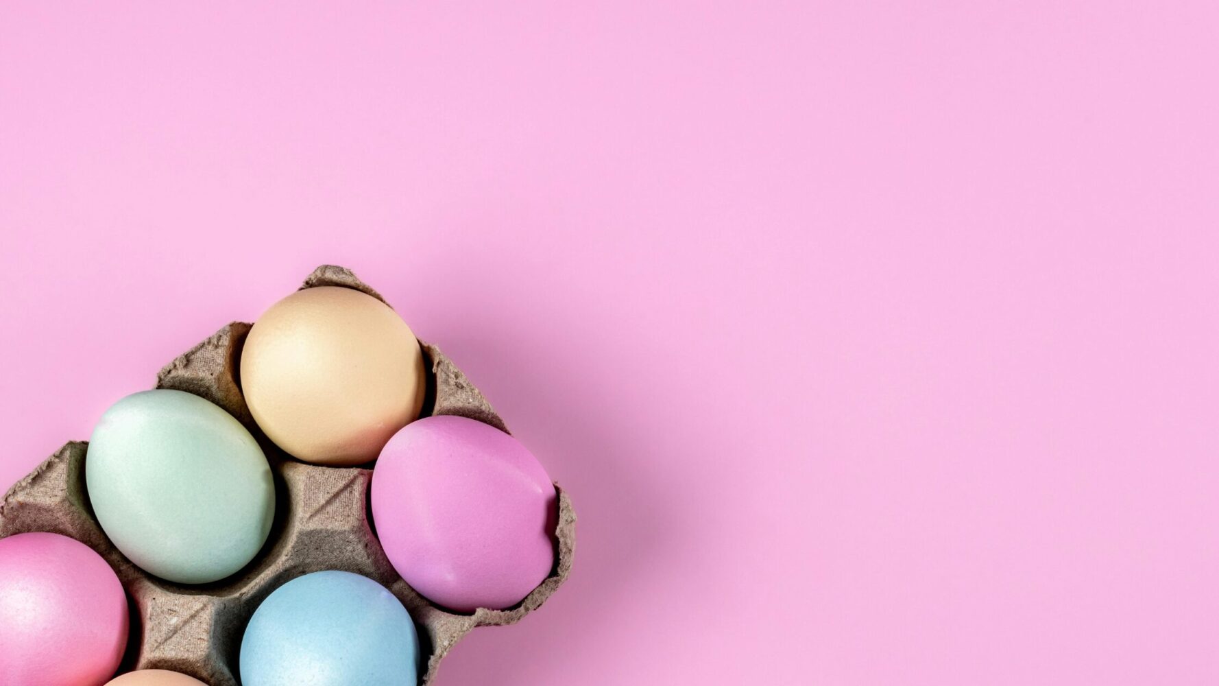 oeufs de pâques sur fond rose - 7 idées wooloo