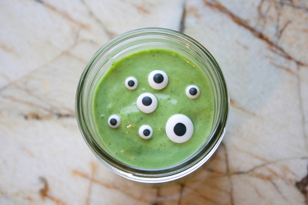 Smoothie vert avec des yeux