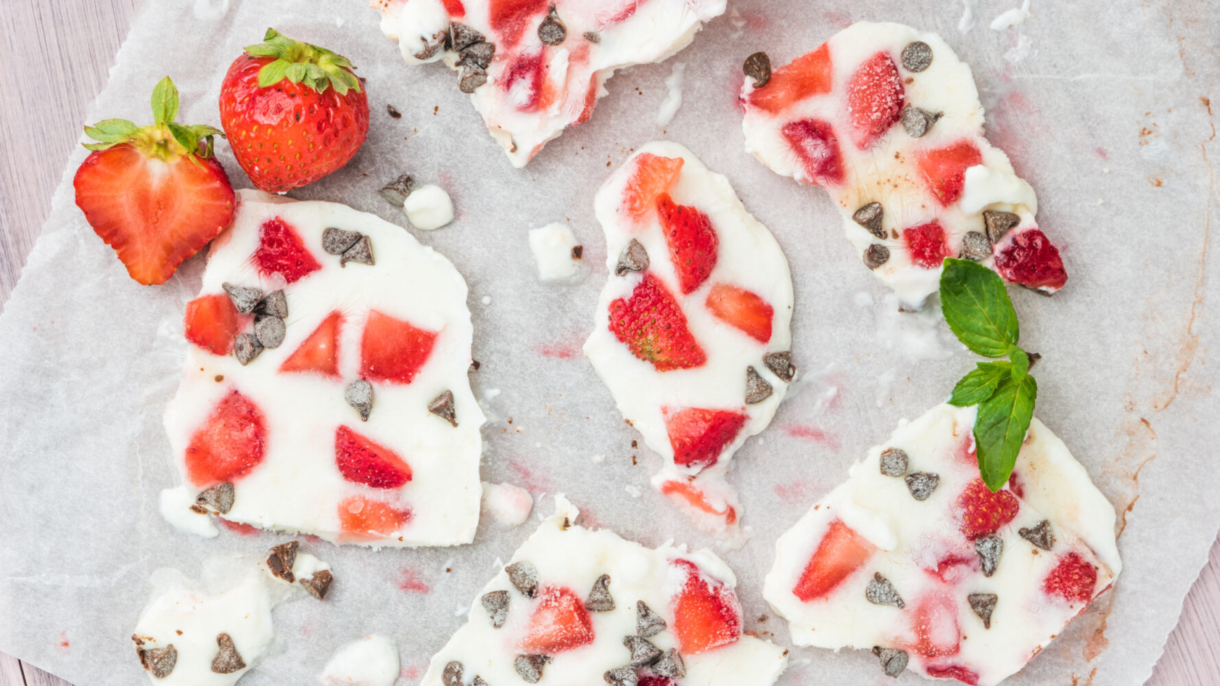 yogourt congelé avec fruits frais et brisures de chocolat comme collation santé de noël