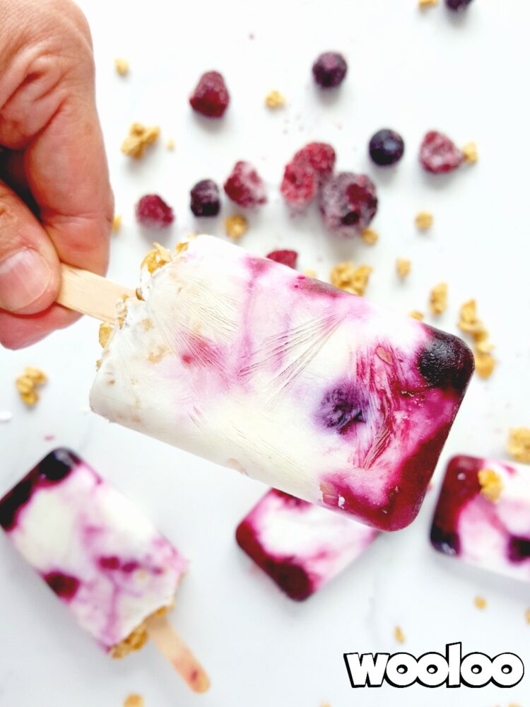 popsicles déjeuner au yogourt, céréales granola et fruits idéales pour l'été et les enfants difficiles