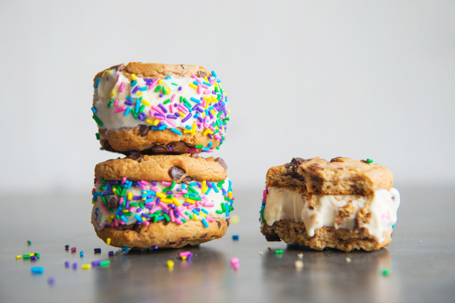 desserts glacés : sandwich à la crème glacée maison avec des bonbons. recette rapide et économique