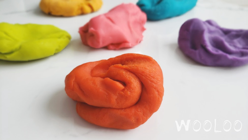 recette de la meilleure pâte à modeler fait maison et pleine de couleurs par le blogue Wooloo