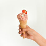 crème-glacée-aux-fraises-fraiches-et-au-chocolat-blanc-wooloo_cornet