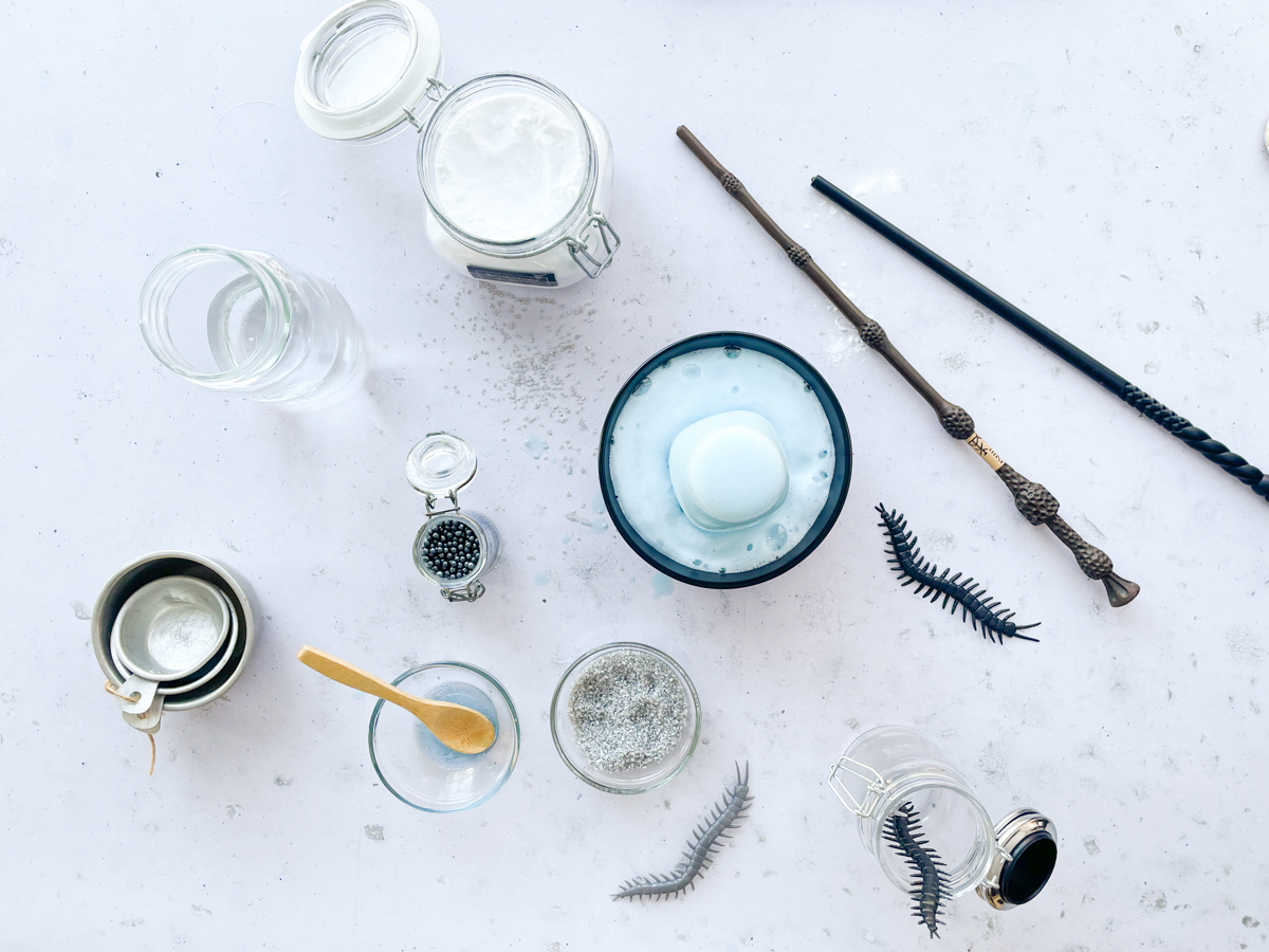 Recette DIY d'expérience, parfaite pour les petits sorciers, afin de créer la potion Explosius tirée du livre du Prince de Sang Mêlé de la série Harry Potter par le blogue Wooloo.