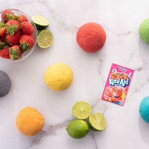 Recette de pâte à modeler au Kool-Aid qui sent les fruits par Wooloo le blogue.