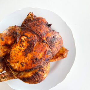 Savoureux poulet de style rôtisserie cuit à la friteuse à air chaud, air fryer.
