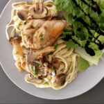 Lapin sauce forestiĂšre sur tagliatelle