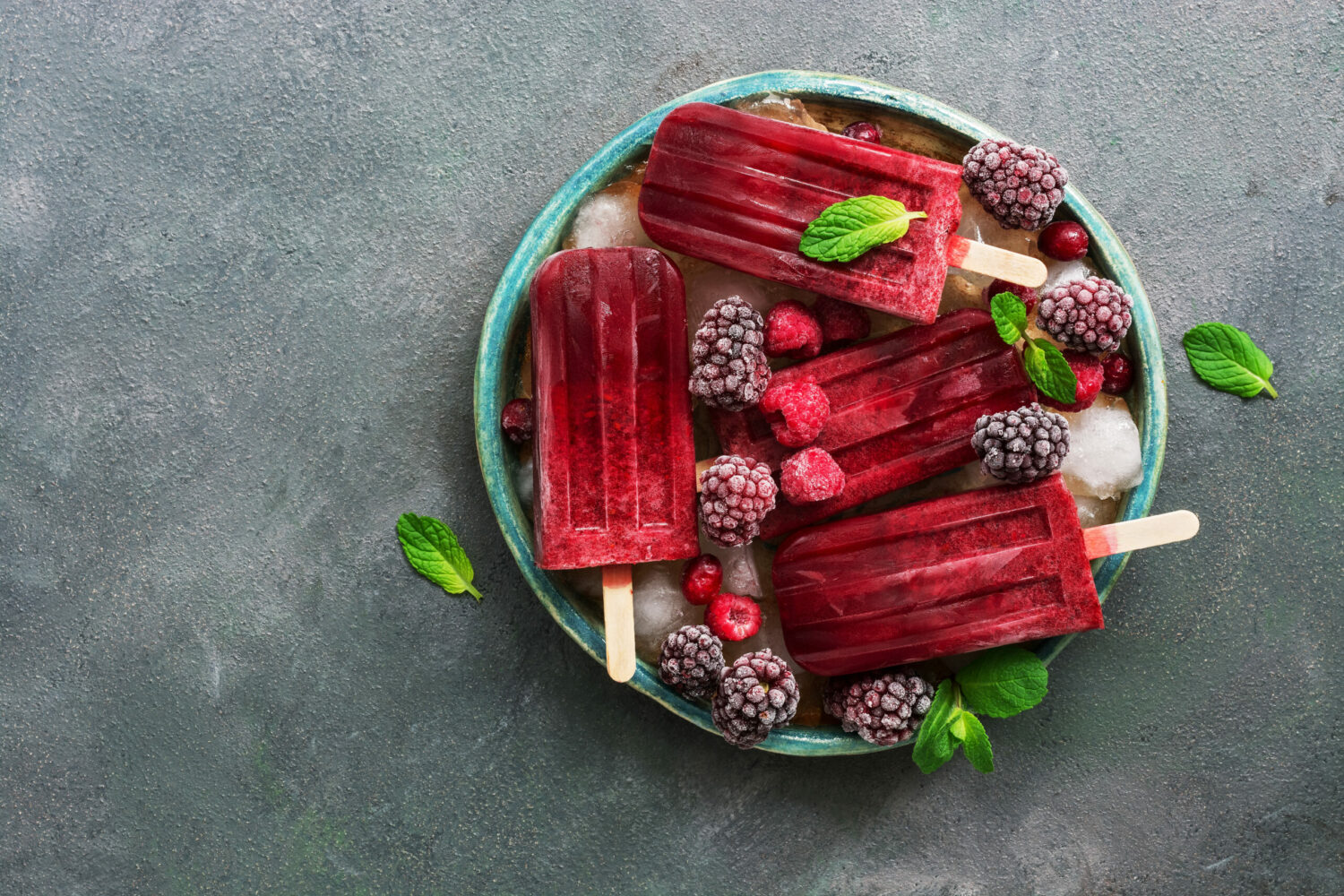 Recette de popsicles maison aux framboises, mûres et lime