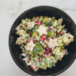 recette de salade de brocoli crémeuse servie dans un bol