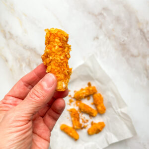Bâtonnets de fromage faits maison, enrobés de croustilles Doritos et frits sans huile à la friteuse à air.