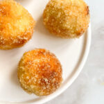 De croustillants beignes au sucre, cuits au air fryer.