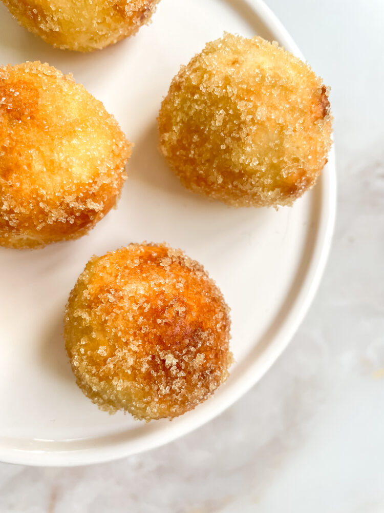 De croustillants beignes au sucre, cuits au air fryer.