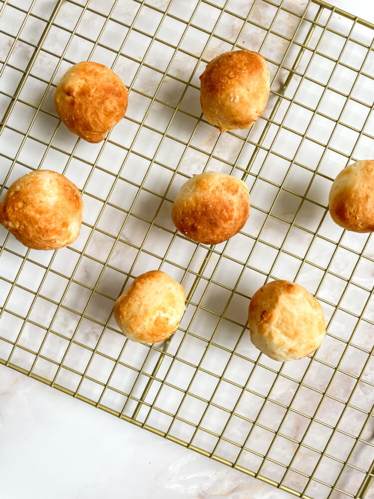 Mini beignets maison qui refroidissent après la cuisson rapide au air fryer.
