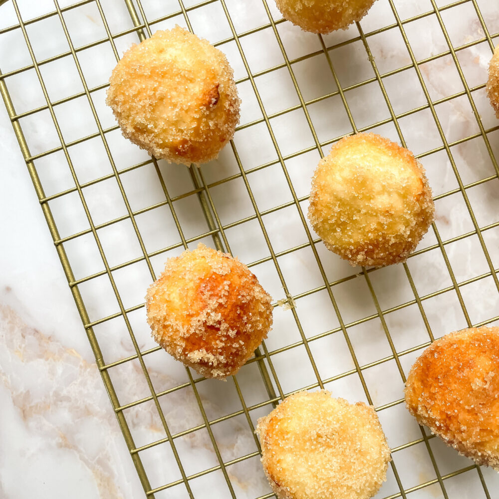 savoureux beignets cuits au air fryer et roulés dans le sucre