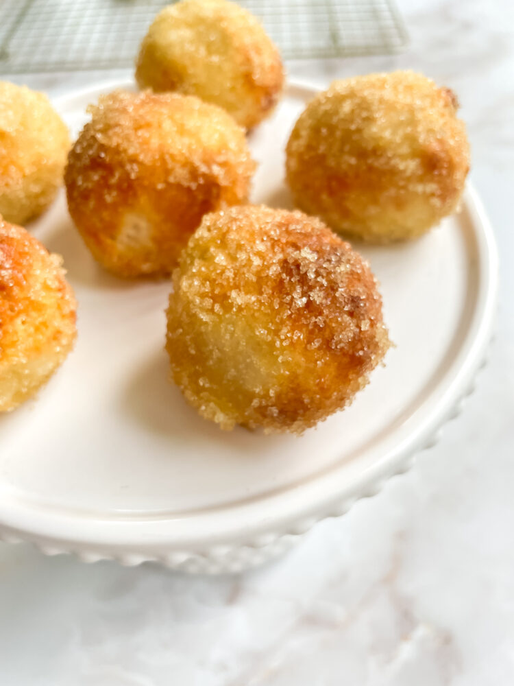 Croustillants beignets enrobés de sucre faits maison et cuits au air fryer
