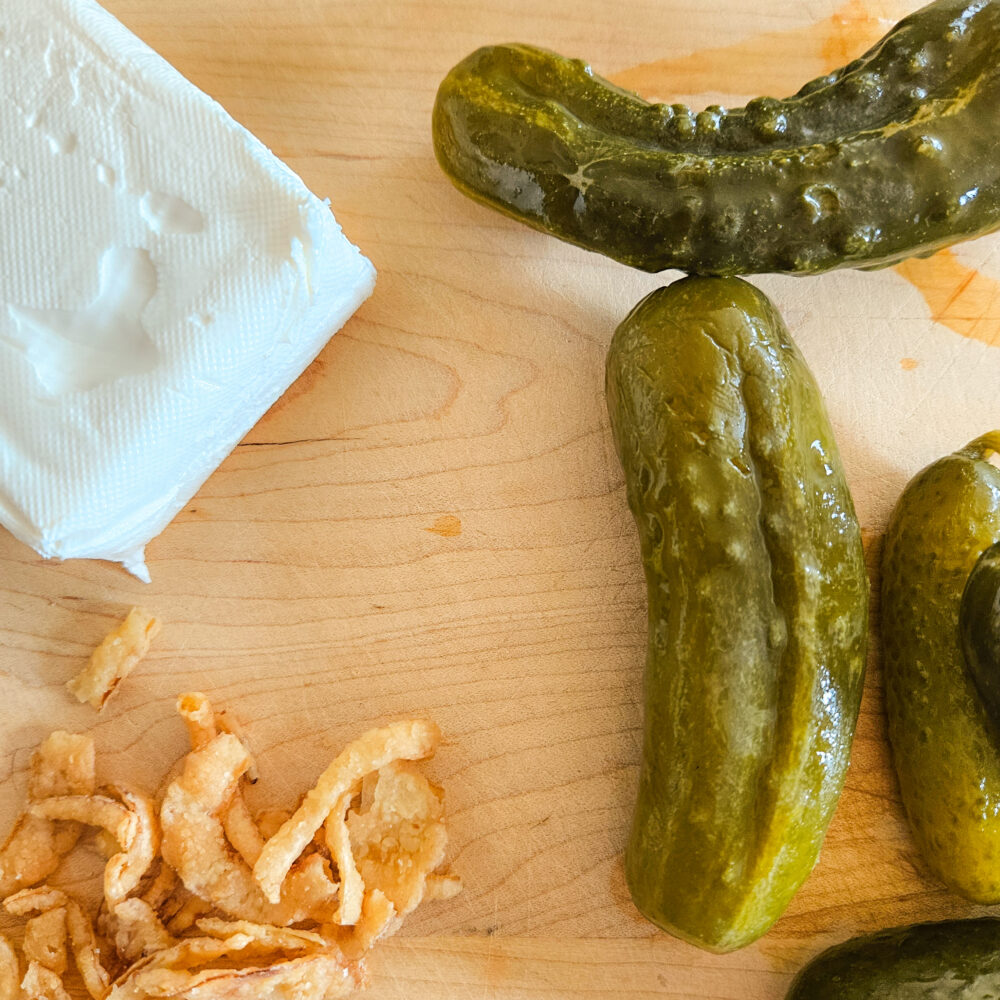 Ingrédients vedettes de la trempette aux cornichons à l'aneth