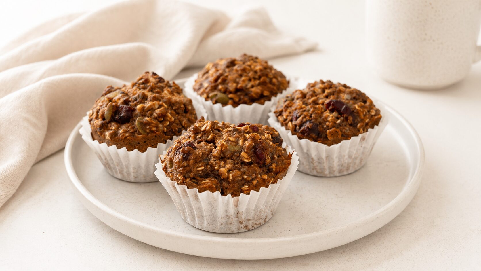 assiette de recette de muffins santé sur fond beige